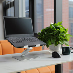 Amazon Basics Laptopstandaard, verstelbaar, ergonomisch, met warmteafvoer, traploos in hoogte en hoek verstelbaar, ideaal voor een laptop tot 43,9 cm (17,3 inch), 27,9 x 23 x 5,6 cm, zilver