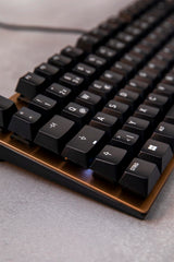 CHERRY KC 200 MX, mechanisch kantoortoetsenbord met geanodiseerde metalen plaat, UK-lay-out (QWERTY), bekabeld, MX2A BROWN schakelaars, zwart/brons