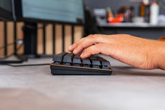 CHERRY KC 200 MX, mechanisch kantoortoetsenbord met geanodiseerde metalen plaat, UK-lay-out (QWERTY), bekabeld, MX2A BROWN schakelaars, zwart/brons