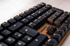 CHERRY KC 200 MX, mechanisch kantoortoetsenbord met geanodiseerde metalen plaat, UK-lay-out (QWERTY), bekabeld, MX2A BROWN schakelaars, zwart/brons
