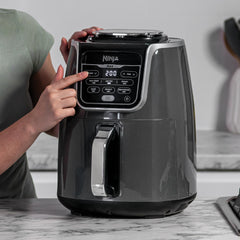 Ninja Airfryer MAX, 5,2L, 6-in-1, Olievrij, Airfryen, Max Crisp, Braden, Bakken, Drogen, Gezinsformaat, Voor Bevroren Voedsel, Vaatwasmachinebestendige Mand Met Anti-aanbaklaag, Grijs & Zwart AF160EU