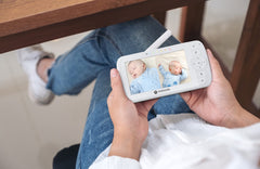 Motorola Nursery VM35-2/Ease 35-2 Babyfoon met 2 camera's, 14 cm (5,0 inch) video babymonitor display, weergave op gedeeld scherm–nachtzicht, twee-weg communicatie, wiegliedjes, zoom, kamertemperatuur